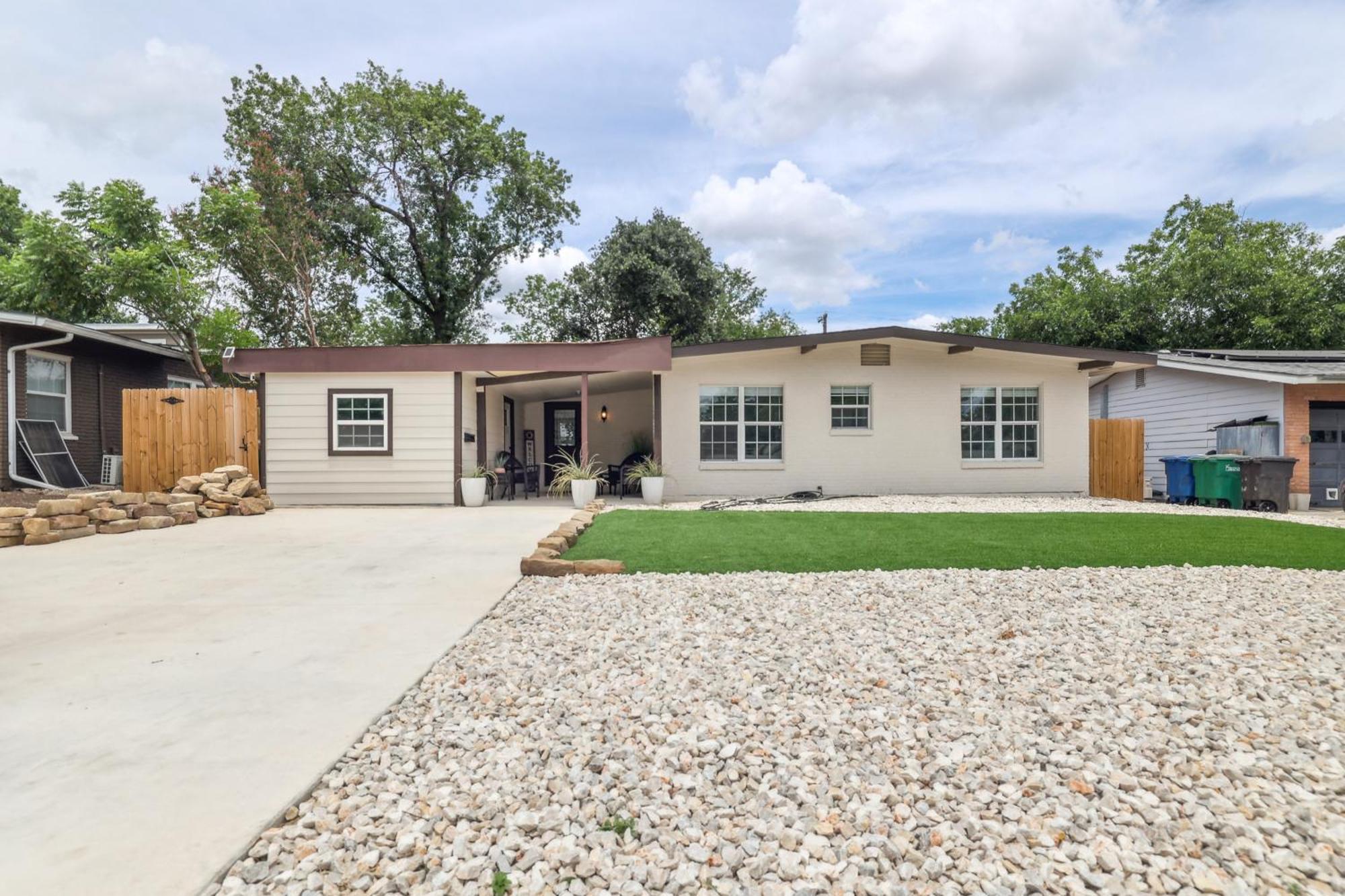 Spacious Retreat With Private Patio! * San Antonio